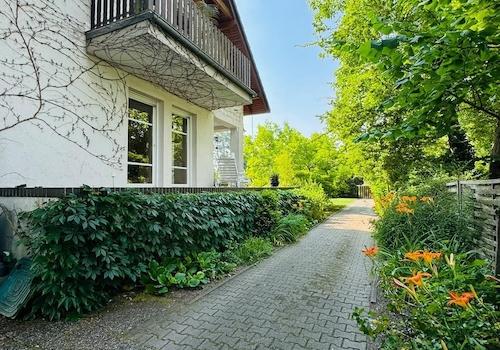Auffahrt am Haus