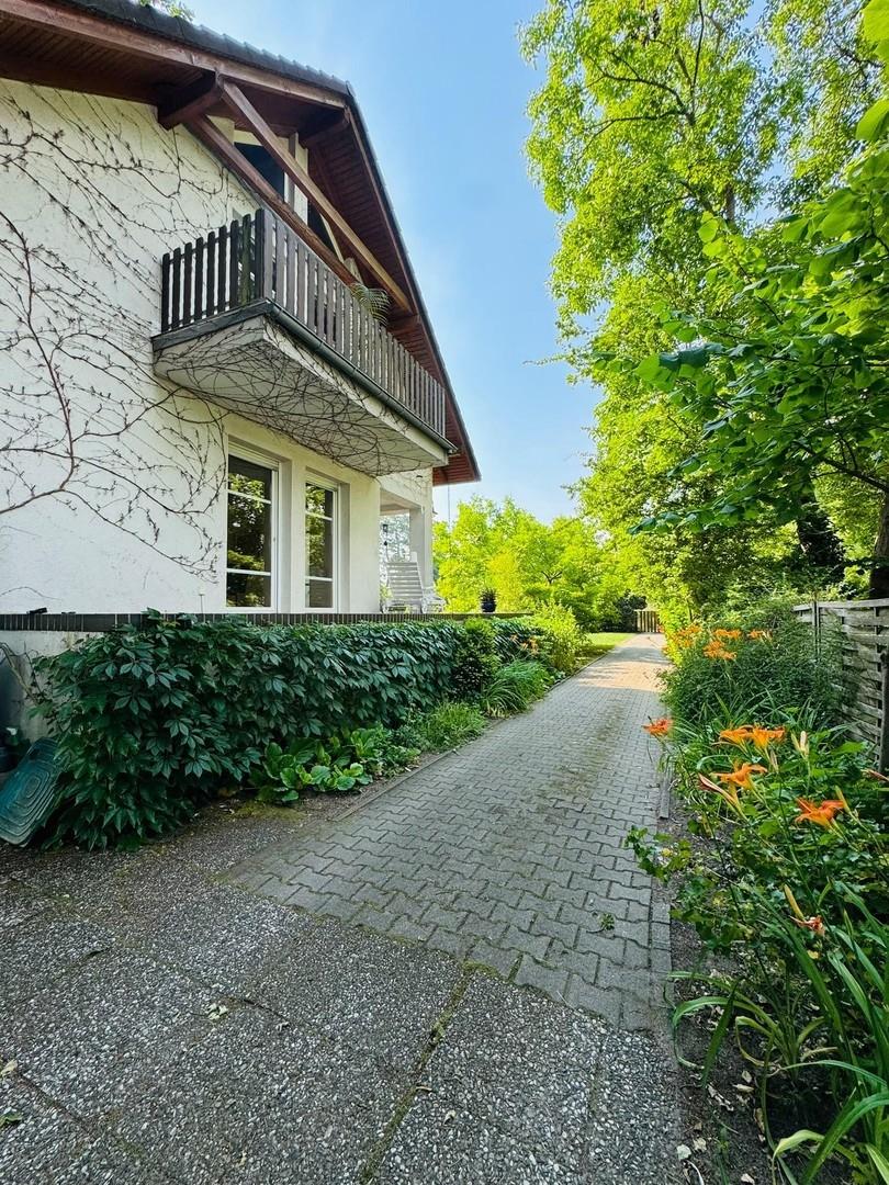Auffahrt am Haus