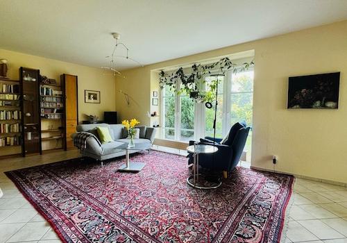 geräumiges Wohnzimmer