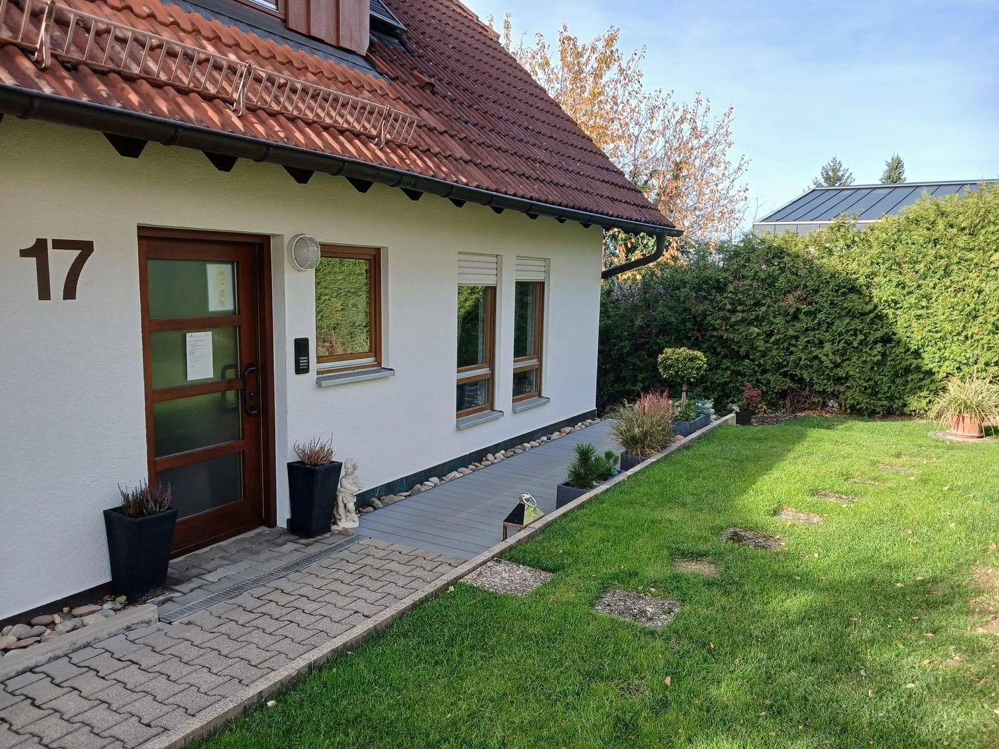 Eingangsbereich mit Terrasse 