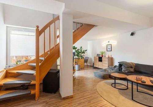 Wohnzimmer (Treppe ins OG)
