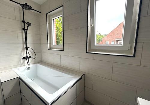 Badezimmer mit Regendusche