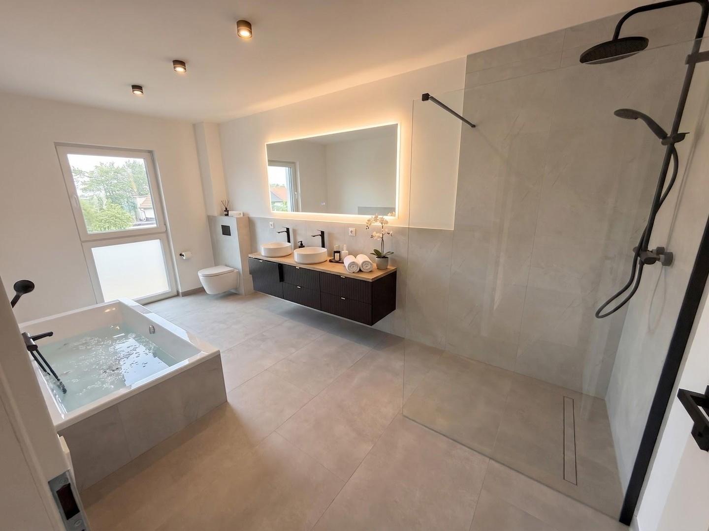 Badezimmer Dusche + Wanne 1.OG