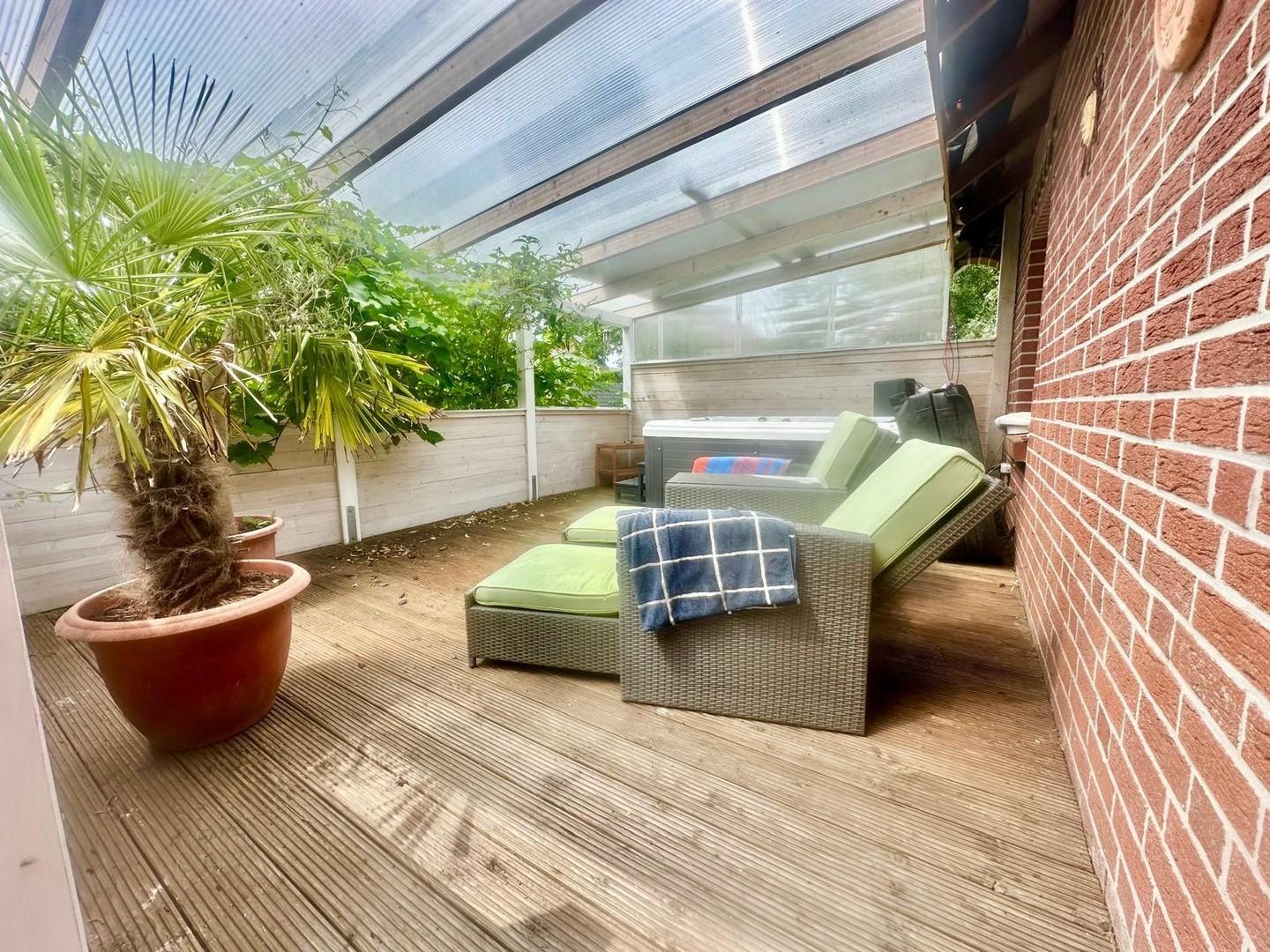 Große Terrasse im Garten