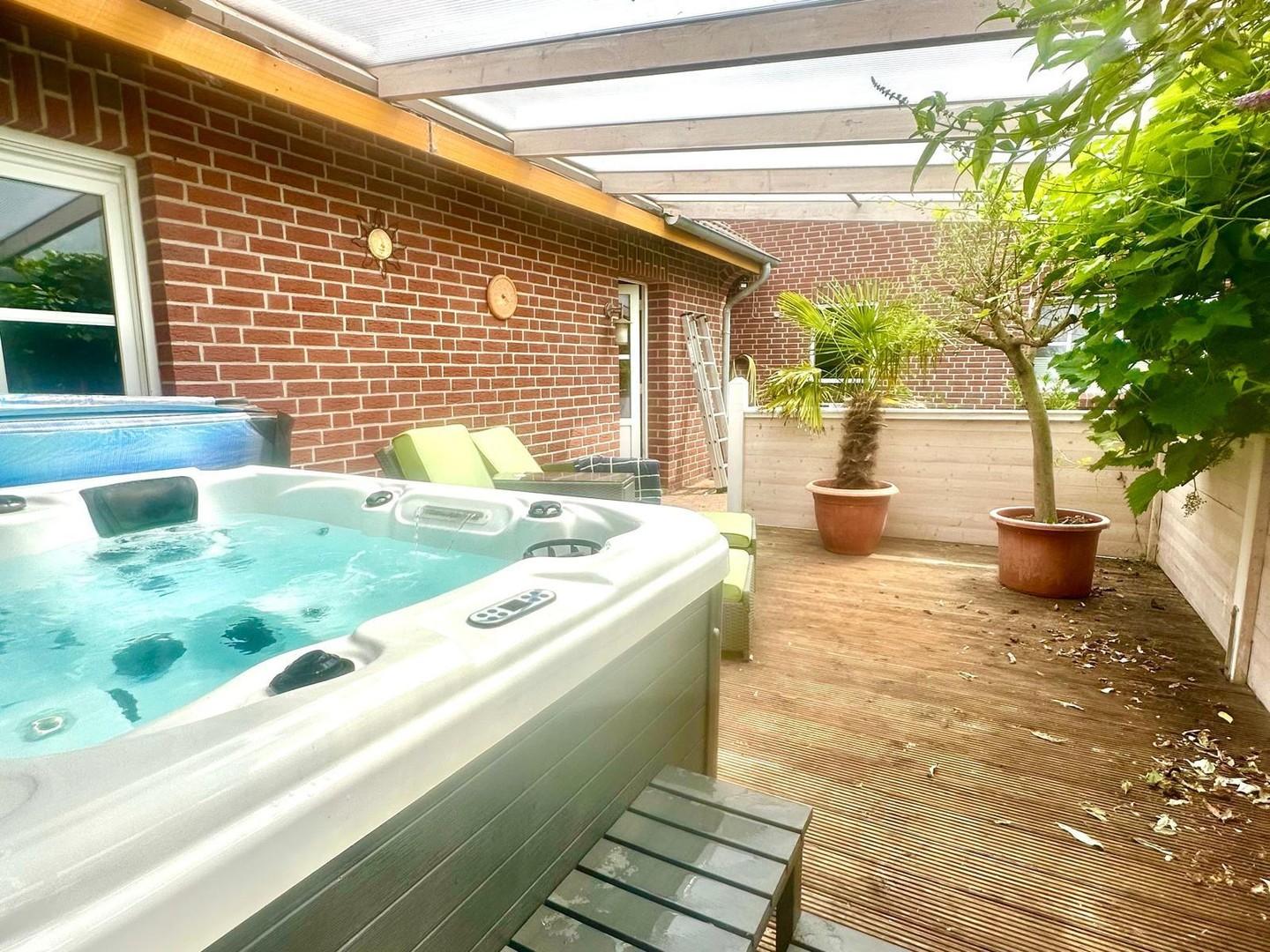 Große Terrasse im Garten