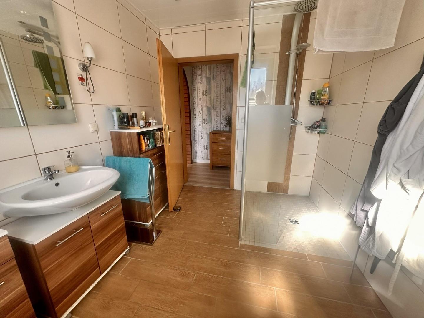 Ebenerdiges Duschbad im EG