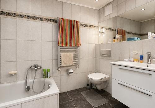 Bad mit Dusche und Wanne
