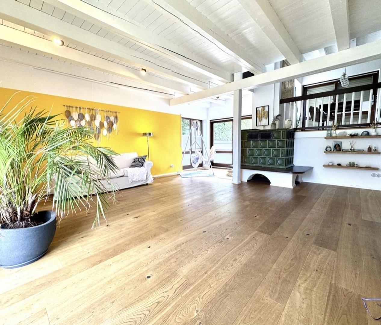 Wohnzimmer Kachelofen