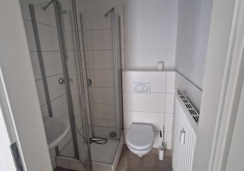 Badezimmer mit Dusche