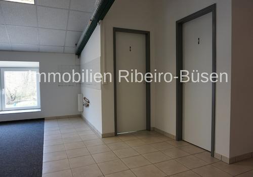 Vorbereitung einer Teeküche und Zugang zu den Sanitärräumen