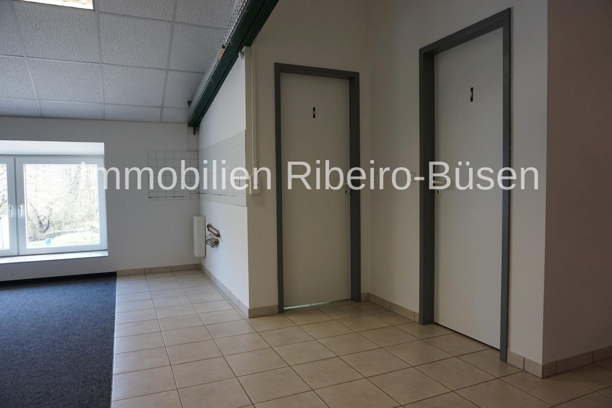 Vorbereitung einer Teeküche und Zugang zu den Sanitärräumen