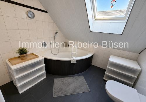 Das Badezimmer im Dachgeschoss