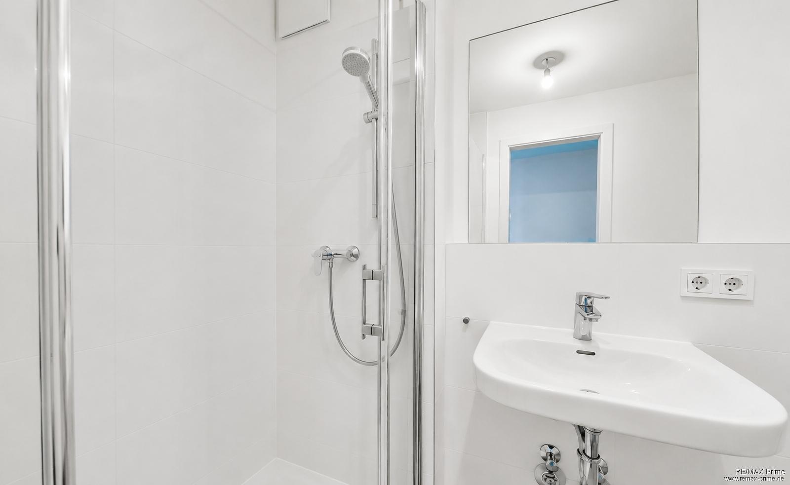 Bad mit neuwertiger Dusche
