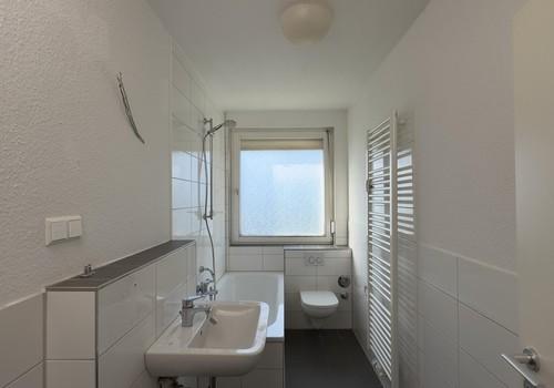 Tageslichtbad mit Badewanne
