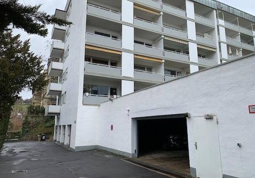 Hausansicht mit Tiefgarage