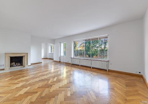 Wohnzimmer mit Kamin