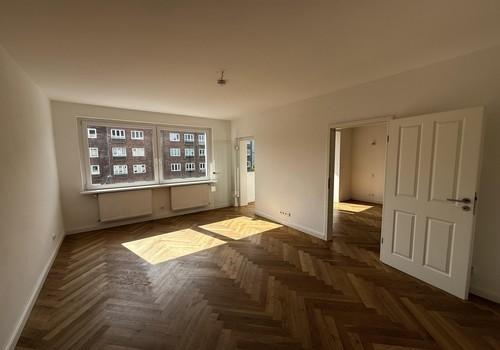 Wohnzimmer lichtdurchflutet