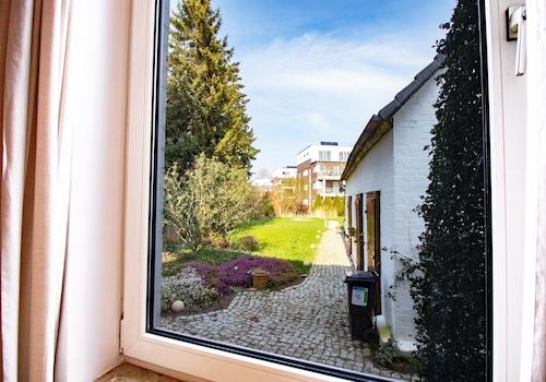 Blick von der Küche zum Garten