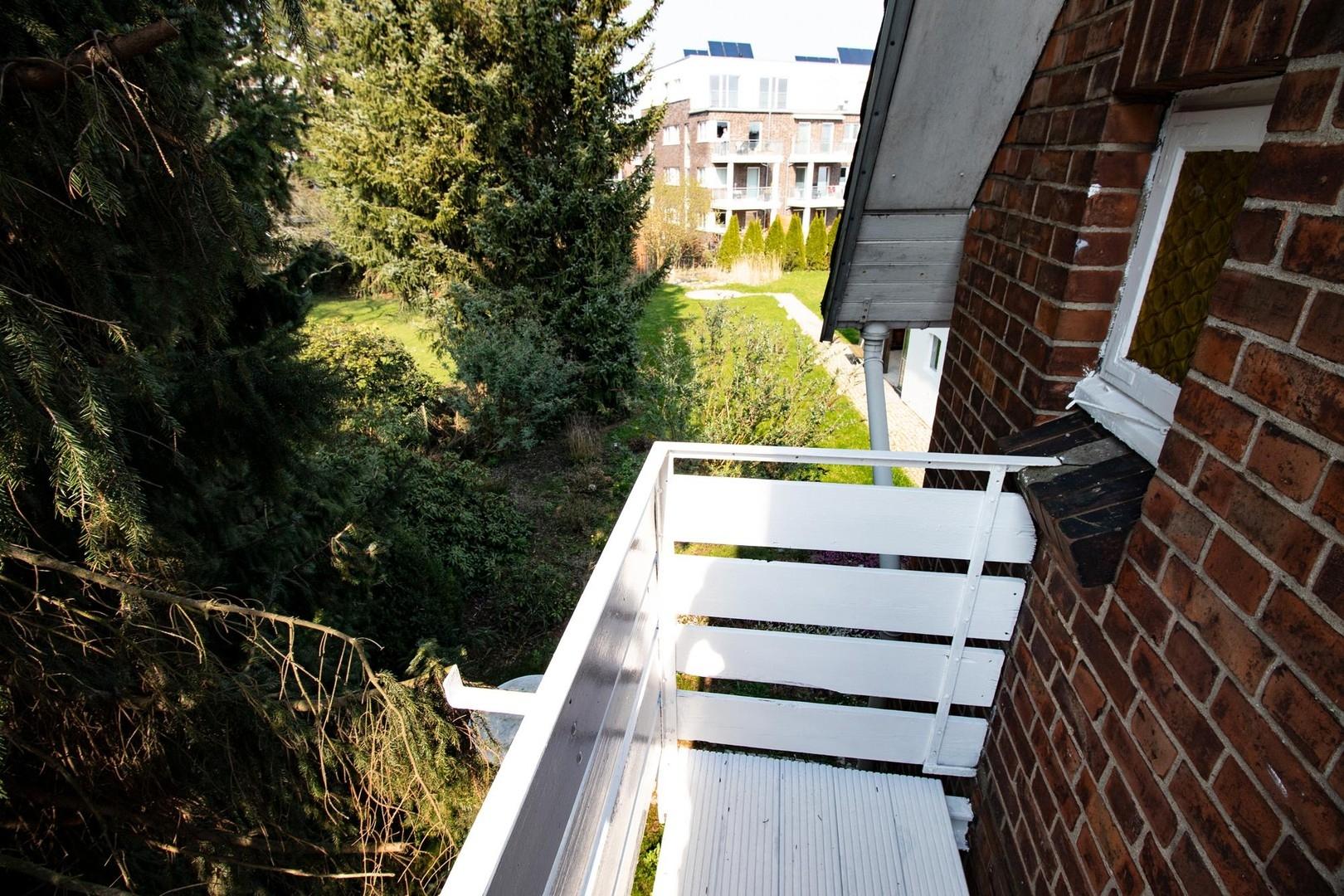 Blick vom Balkon in den Garten