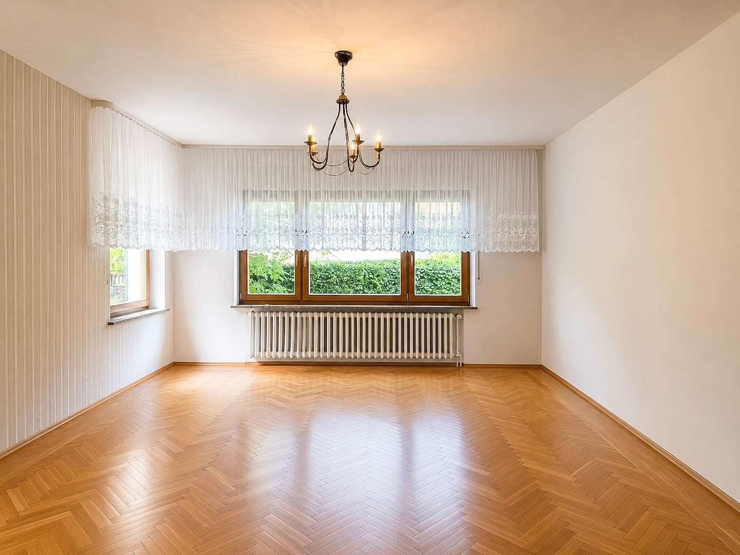 lichtdurchflutetes Wohnzimmer