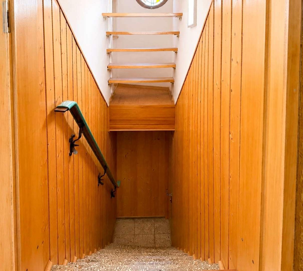 Treppe in das Untergeschoss