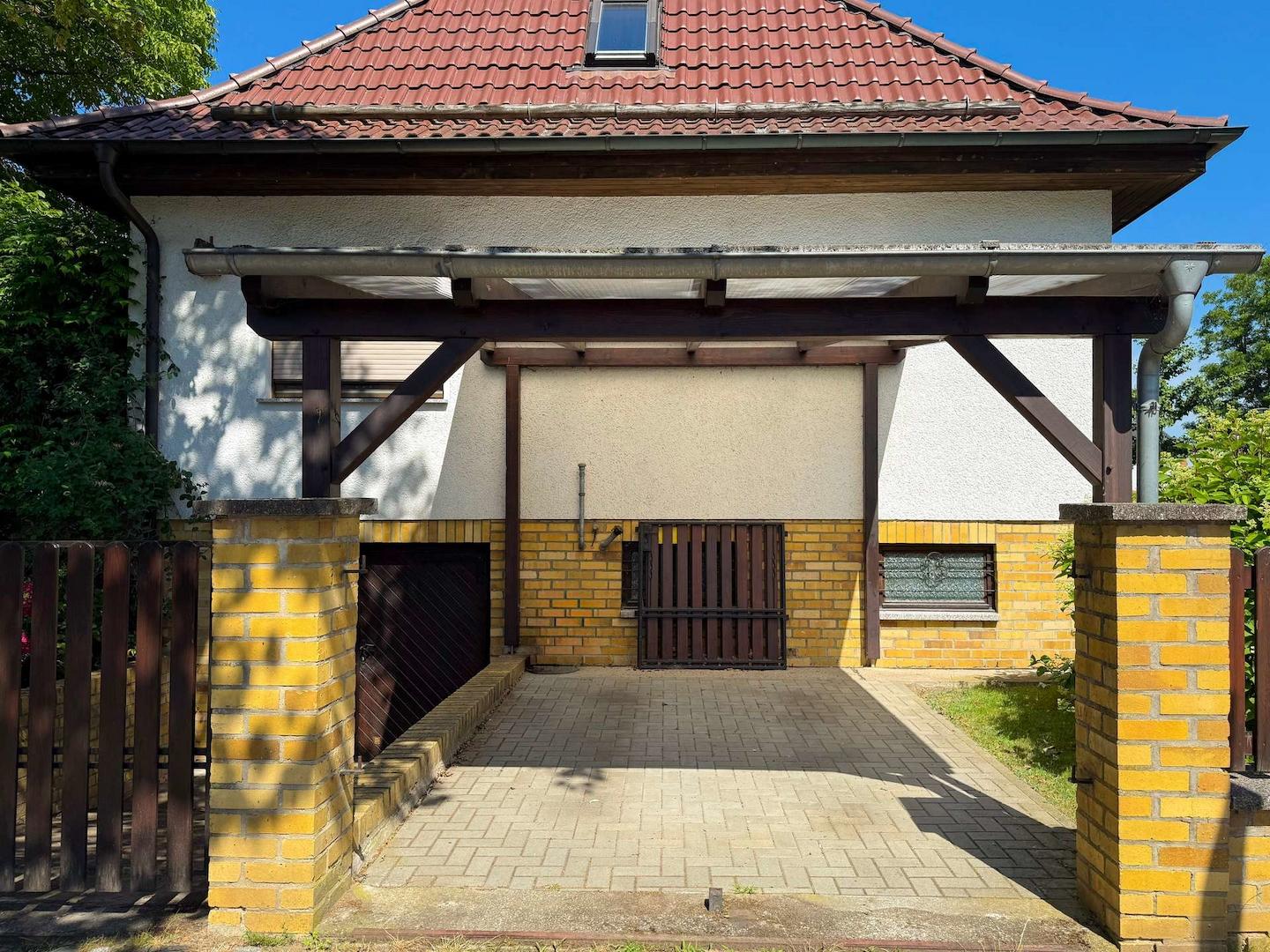 angrenzendes Carport