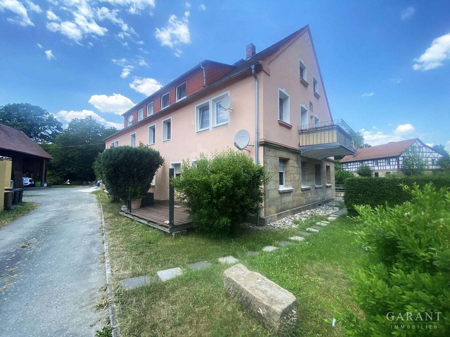 Blick auf den seitlichen Hausbereich mit Terrasse