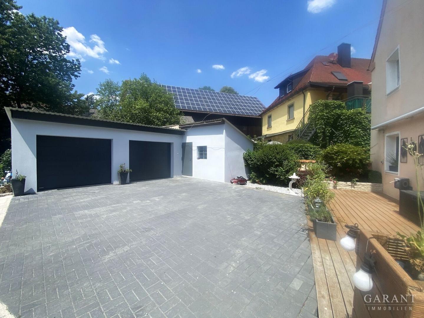 Blick auf den hinteren Terrassen- u. Garagenbereic