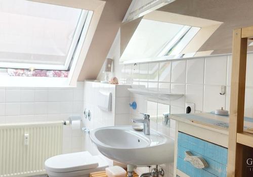 DG Badezimmer mit Wanne, Dusche und WC