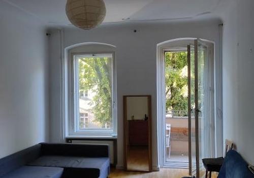 Wohnzimmer mit Balkon