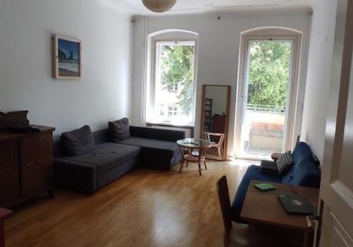 Wohnzimmer mit Balkon