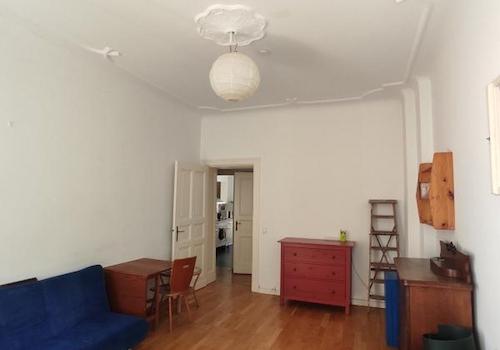 Wohnzimmer mit Balkon
