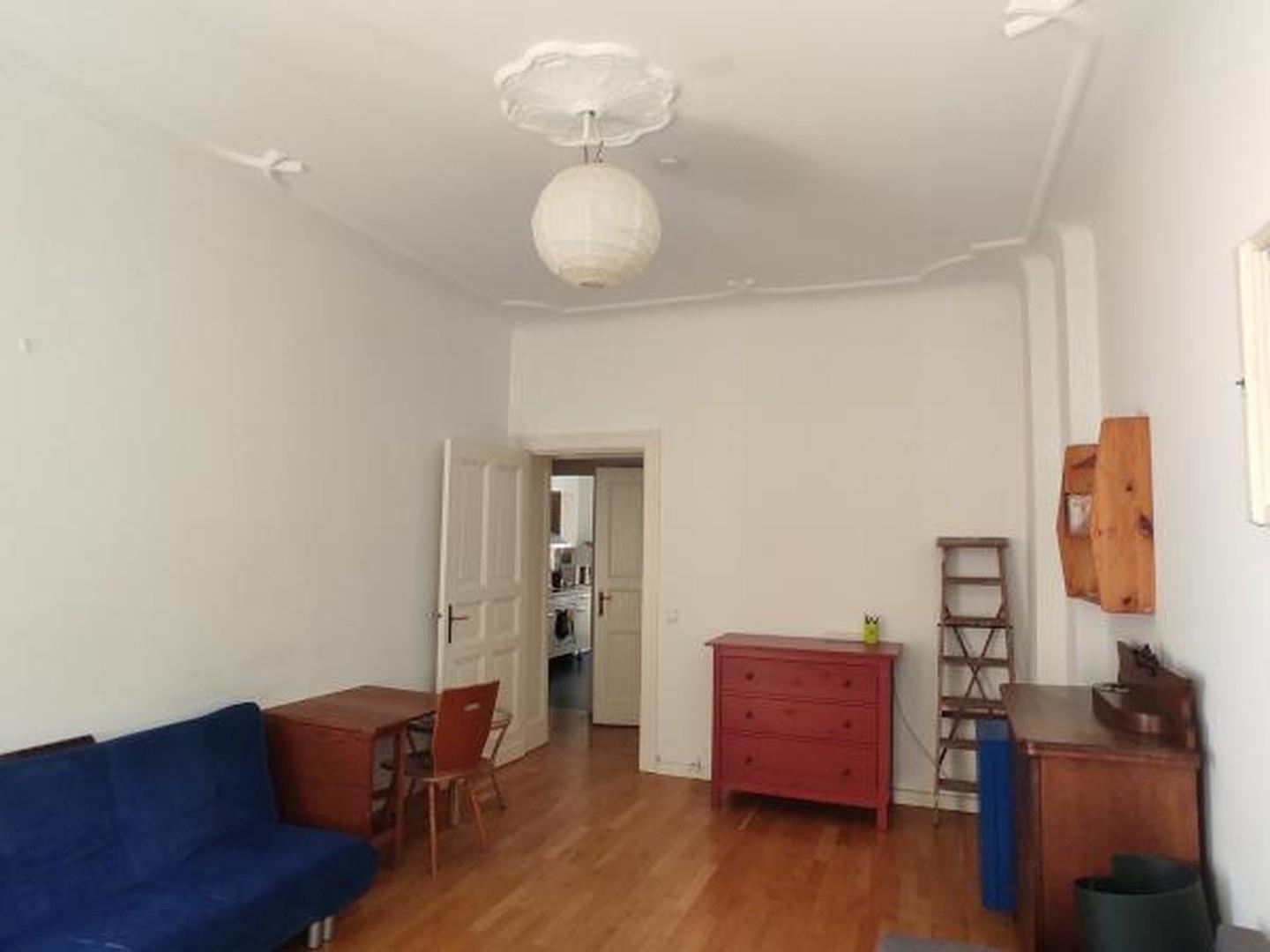 Wohnzimmer mit Balkon