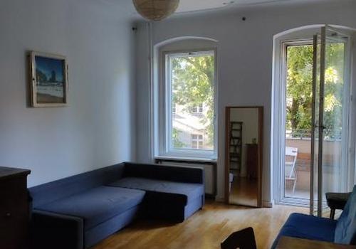 Wohnzimmer mit Balkon