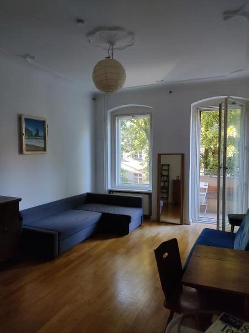 Wohnzimmer mit Balkon