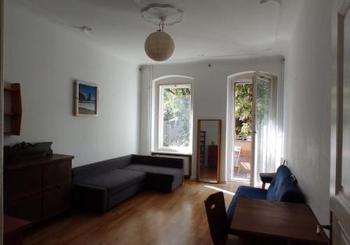 Wohnzimmer mit Balkon