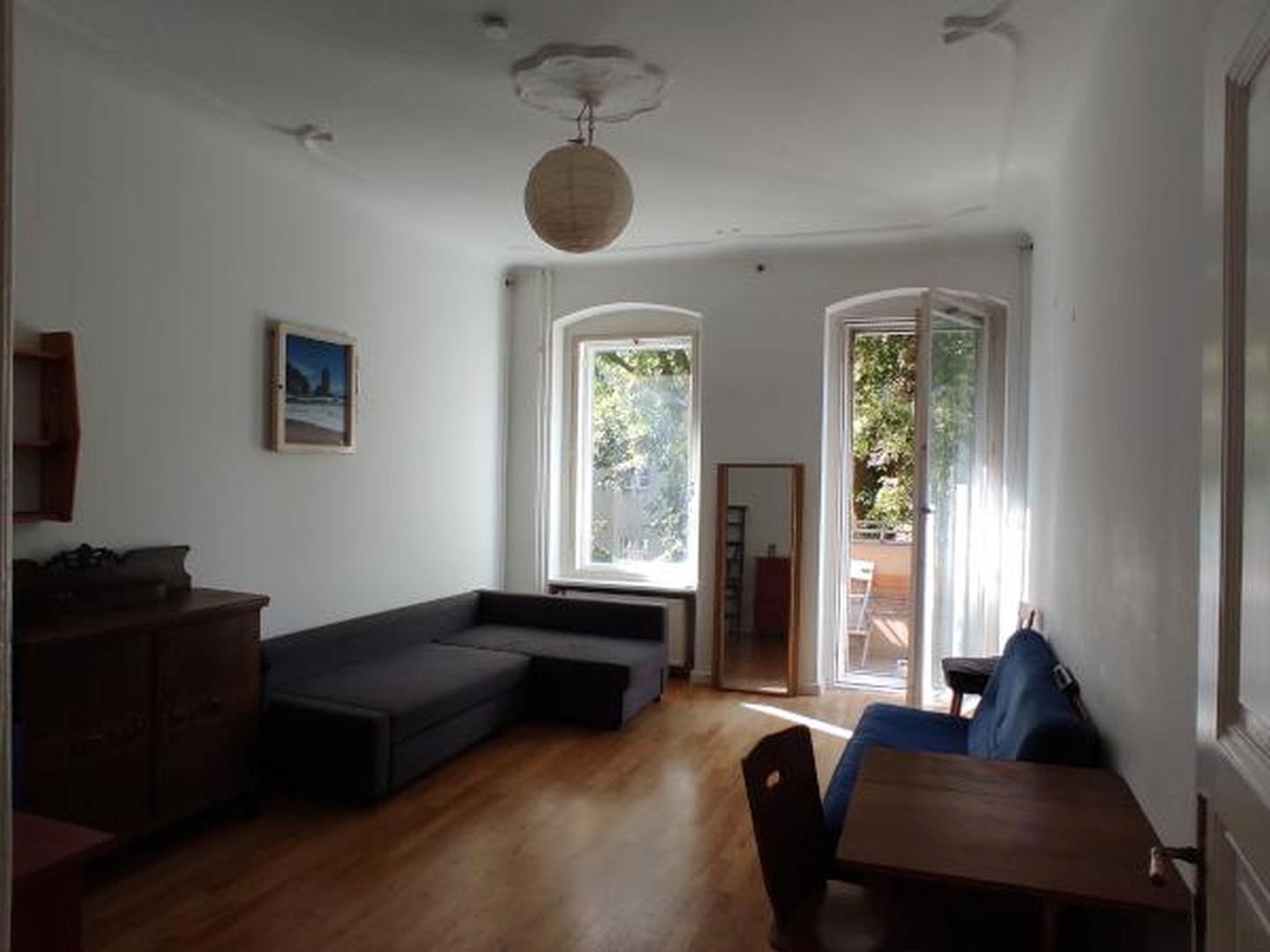 Wohnzimmer mit Balkon