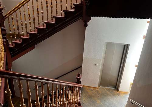 Treppenhaus mit Aufzug