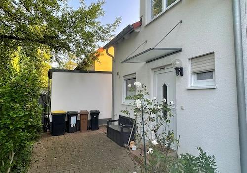 Frontansicht mit Vorplatz