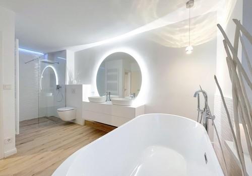 BAD MIT DUSCHE UND BADEWANNE