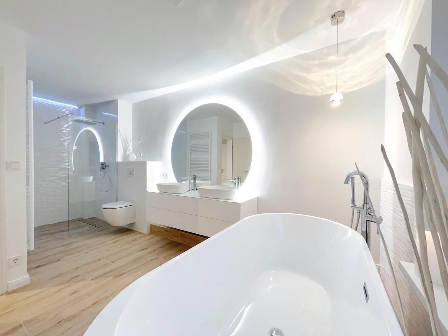 BAD MIT DUSCHE UND BADEWANNE