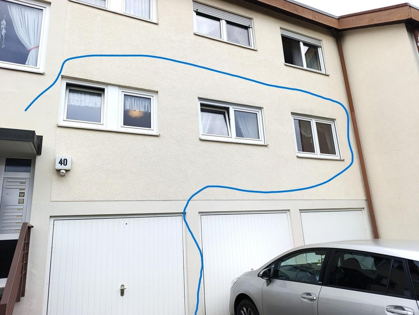 Hauseingang links u. Garage