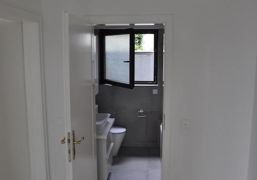 Zugang Badezimmer weiß