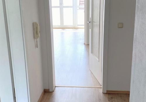 Flur zum Wohnbereich mit Nisch