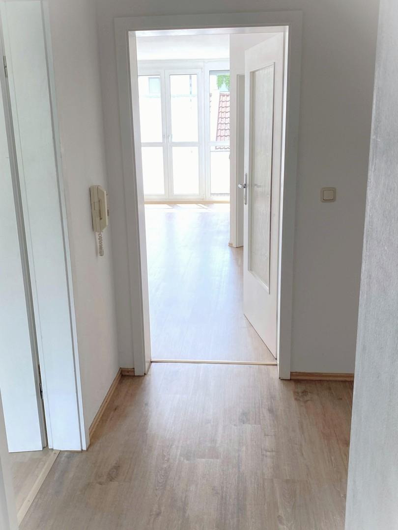 Flur zum Wohnbereich mit Nisch
