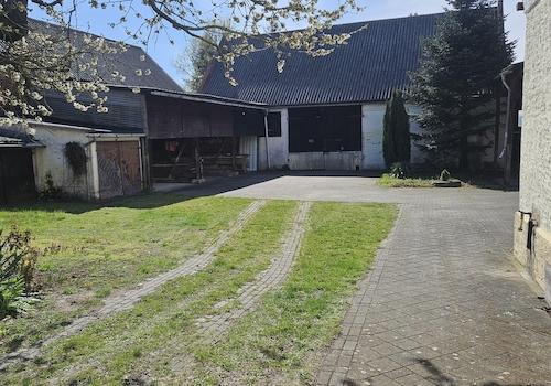 Hausansicht mit Garten