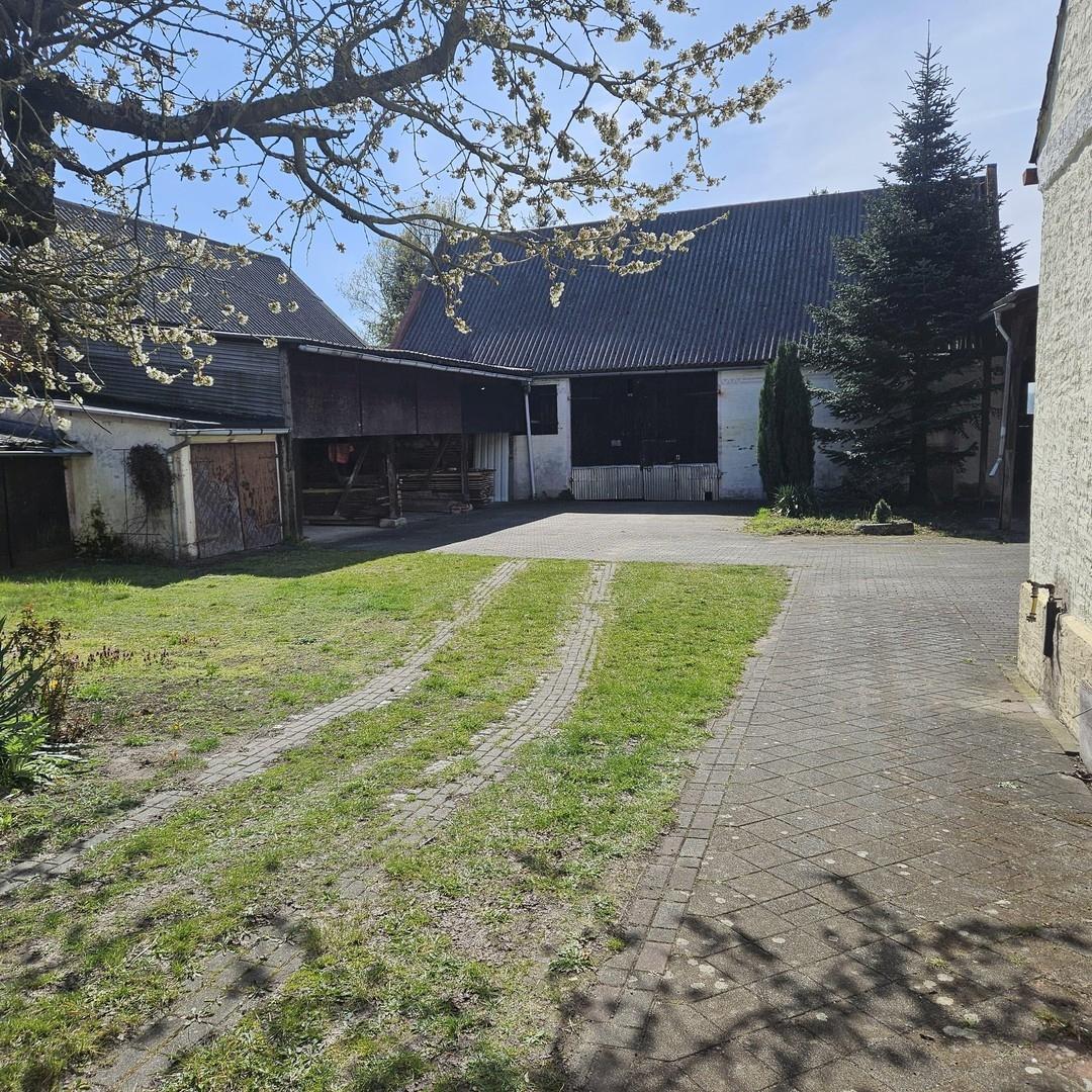 Hausansicht mit Garten