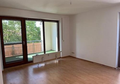 Wohnzimmer m. Blick auf Balkon