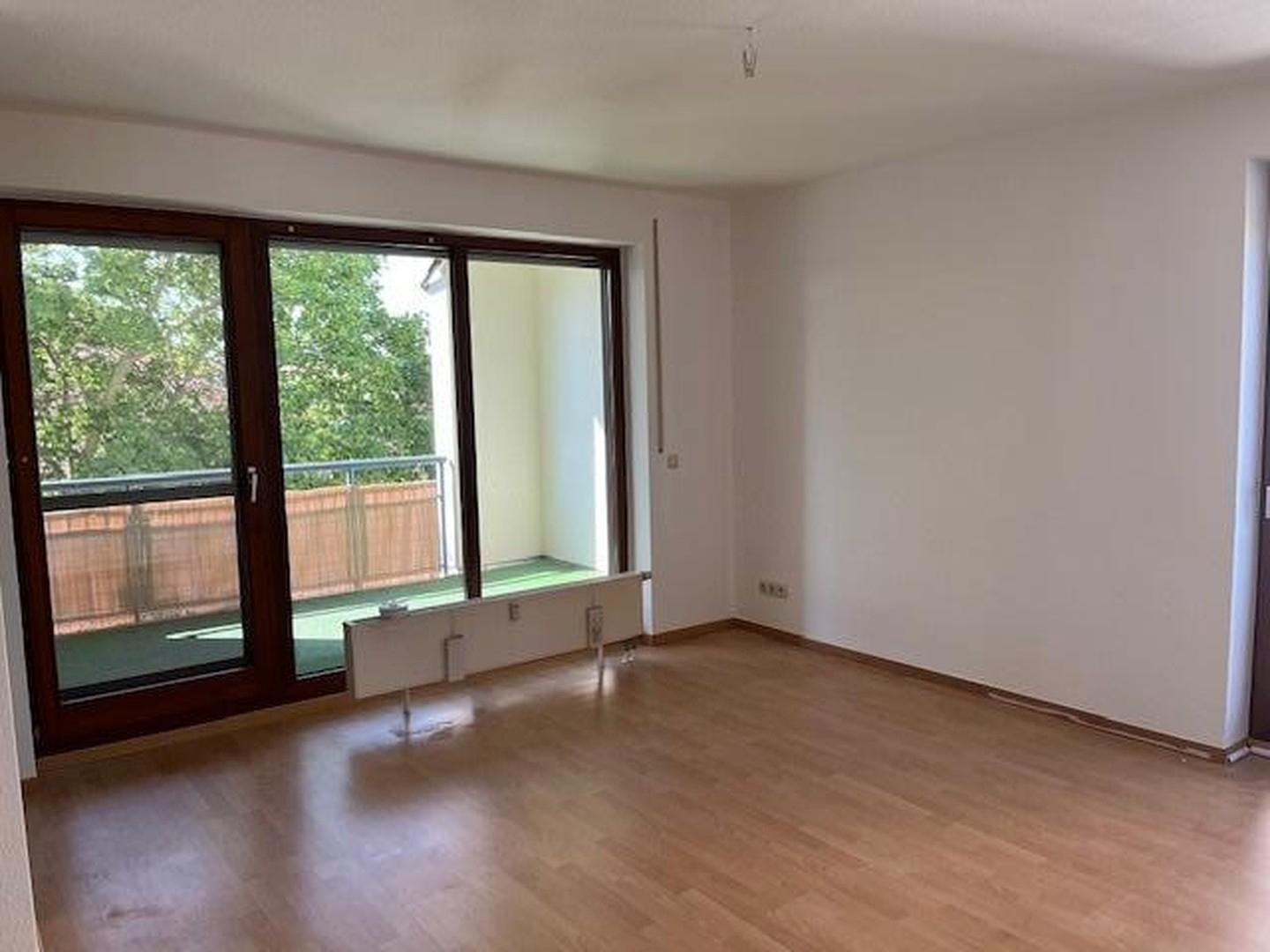 Wohnzimmer m. Blick auf Balkon