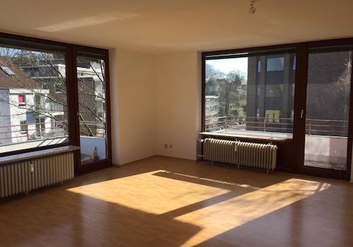 Wohnzimmer mit zwei Balkons